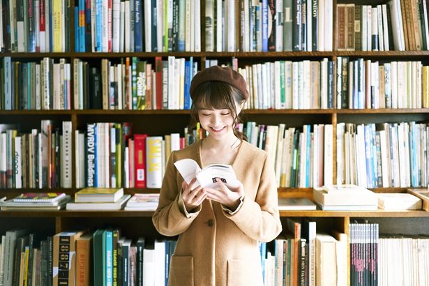  【写真を見る】「休日は読書をして過ごすような文学少女をイメージしました！」という服装にも注目