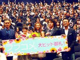 映画「ラブコメ」の初日舞台あいさつに出席した渡部篤郎、北乃きい、香里奈、田中圭、平川雄一朗監督（写真左から）