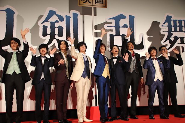【写真を見る】“刀剣男士”の鈴木拡樹、荒牧慶彦、北村諒、和田雅成、岩永洋昭、定本楓馬、椎名鯛造、廣瀬智紀が笑顔！