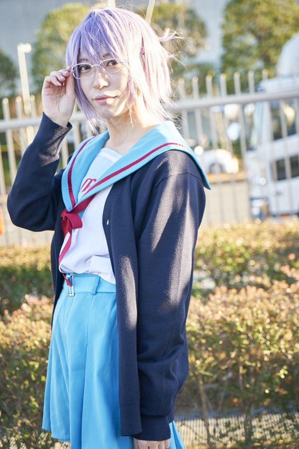 「涼宮ハルヒ」シリーズの長門有希に扮した、ててさん(@aaaaakam_tete)