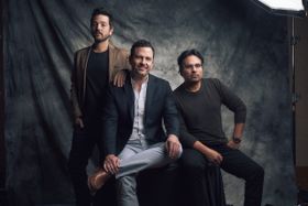 ディエゴ・ルナ、プロデューサーのエリック・ニューマン、マイケル・ペーニャ