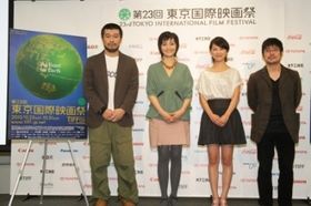 記者会見にのぞんだ『海炭市叙景』の竹原ピストル、谷村美月、南果歩、熊切和嘉監督