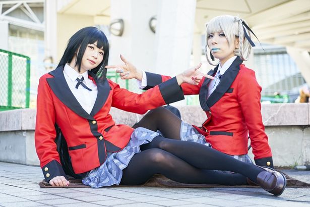 「賭ケグルイ」の蛇喰夢子と桃喰綺羅莉に扮した、ぽてこがおさん(@0imopotato)、茉莉花さん(@Jasmine10Cos)