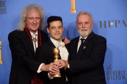 「クイーン」のブライアン・メイ、ロジャー・テイラーも、壇上でラミ・マレックの受賞を祝福！