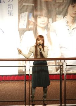 主題歌をライブで披露