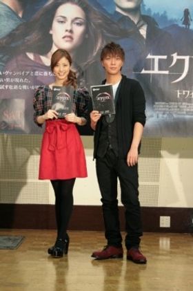 世界中の女性が憧れる主人公ベラと、ベラと運命の恋に落ちるヴァンパイアのエドワードの声を担当したふたり