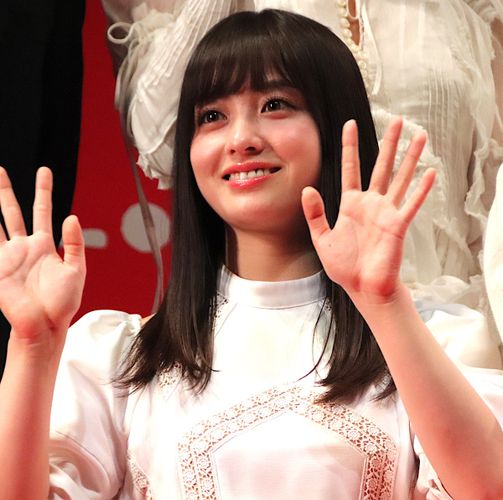 橋本環奈、人生最大の決断は「上京」杉咲花らと純白ドレスで登場！