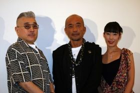 初日舞台挨拶に登壇した、左から、石井隆監督、竹中直人、佐藤寛子