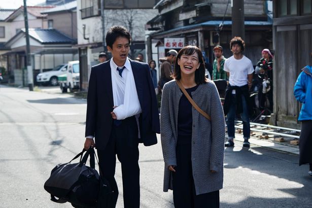 【写真を見る】蒼井優がヒロイン役に！池松壮亮と絶妙なコンビネーションを見せる