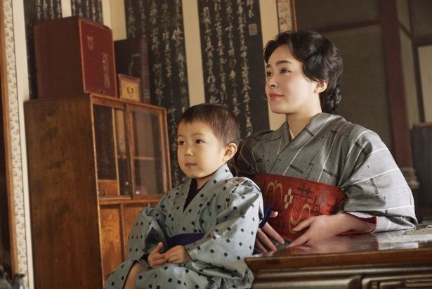 北原白秋の3番目の妻を貫地谷しほりが演じている