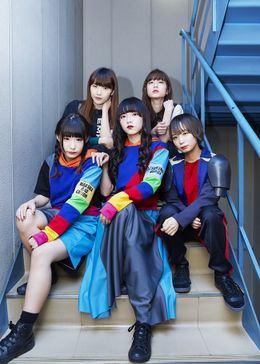 上段左からMAHO EMPiRE(EMPiRE)、MiKiNA EMPiRE(EMPiRE)、ハルナ・バッ・チーン(GANG PARADE)、月ノウサギ(GANG PARADE)、モモコグミカンパニー(BiSH)