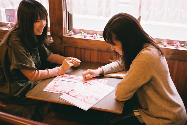 【写真を見る】「喫茶 宝石箱」にて行われた、枝優花監督と松本花奈監督の対談。2人の対談風景をチェック