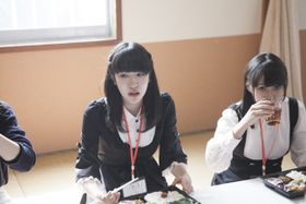 前年開催のWACKの合宿オーディションでも物議を呼んだデスソース入りごはんがアイドル候補生たちを苦しめる！