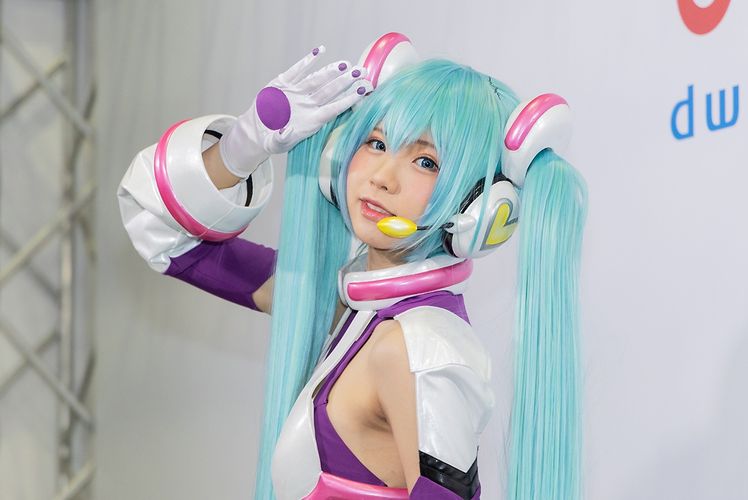 人気コスプレイヤー・えなこも参戦！東京オートサロン2019で見つけた美人コンパニオン【写真20枚】