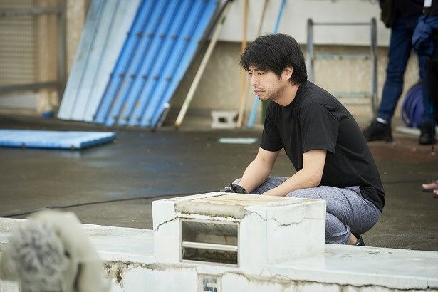 【写真を見る】真剣な表情で演出をする石井裕也監督