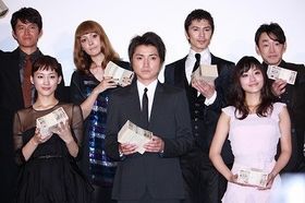 藤原竜也、綾瀬はるか、石原さとみらが1000万円の札束を手にフォトセッション