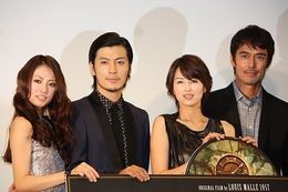 初日舞台挨拶にて。左から、北川景子、玉山鉄二、吉瀬美智子、阿部寛