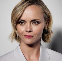 38歳のクリスティーナ・リッチ、復活美が話題に