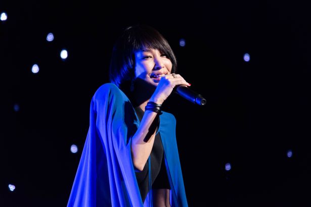 中島美嘉が本作のモチーフになった名曲「雪の華」を生披露！