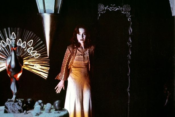 【写真を見る】ダリオ・アルジェント監督による、センセーショナルな傑作『サスペリア』(77)