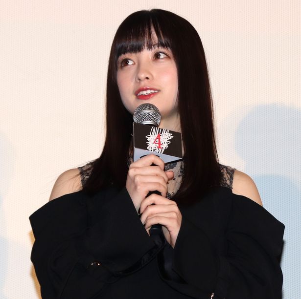 舞台挨拶に登壇した橋本環奈