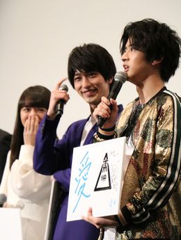 “東映のロゴマーク”を手描きしたフリップを披露した飯島寛騎