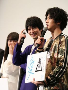 “東映のロゴマーク”を手描きしたフリップを披露した飯島寛騎