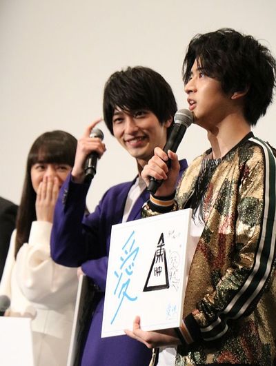 “東映のロゴマーク”を手描きしたフリップを披露した飯島寛騎