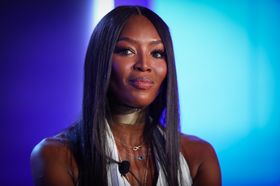 ナオミ・キャンベルがランウェイで乳首を披露