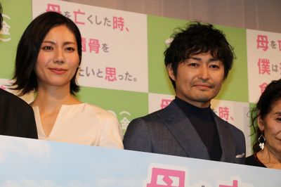 『母を亡くした時、僕は遺骨を食べたいと思った。』で共演した安田顕と松下奈緒