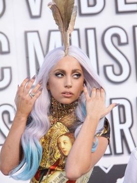 一人では何もできないガガ