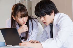 『劇場版「リケ恋～理系が恋に落ちたので証明してみた。～」』の理系女子・氷室菖蒲役は白衣姿がデフォルト