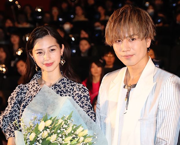 登坂広臣、舞台挨拶を途中退出…花束抱えての再登場に中条あやみ大感激