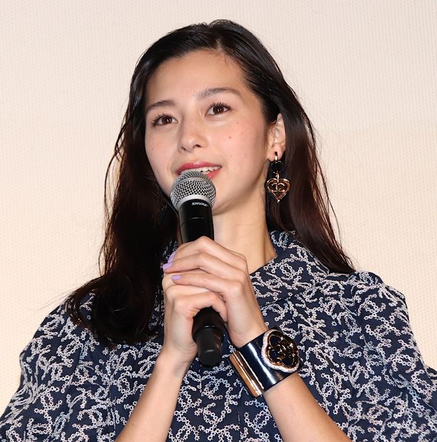 舞台挨拶に登壇した中条あやみ