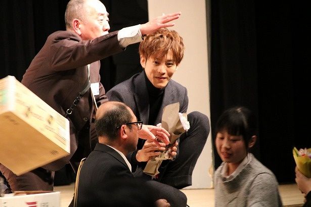 【写真を見る】終始笑顔で、ファンから花束やプレゼントを受け取る松坂桃李