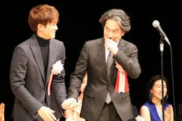 『孤狼の血』で第40回ヨコハマ映画祭の授賞式に登壇した松坂桃李と役所広司