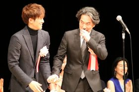 『孤狼の血』で第40回ヨコハマ映画祭の授賞式に登壇した松坂桃李と役所広司