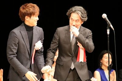 『孤狼の血』で第40回ヨコハマ映画祭の授賞式に登壇した松坂桃李と役所広司
