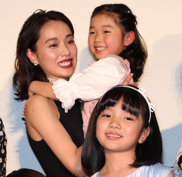 戸田恵梨香、子どもたちとの再会に大喜び！