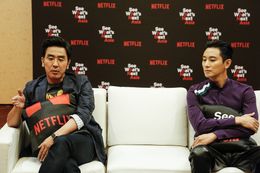 インタビューに答えるリュ・スンリョン(左)とチェ・ジフン(右)