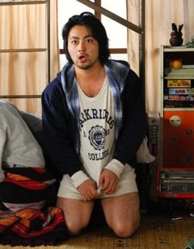 山田が演じるのは、部屋に転がり込むなり、パンツを脱いで臨戦態勢に入る尻軽男・番上