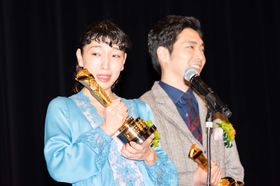 安藤サクラ、感極まって号泣寸前！夫と2人で喜びを噛みしめる