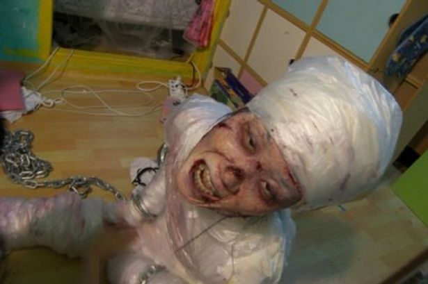 腐敗を防ぐため、全身をラッピングされたゾンビ