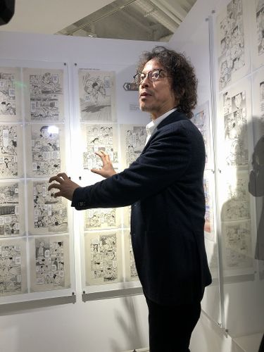 貴重な少年時代の生原稿まで…LAで浦沢直樹展開催中！ライブドローイング＆ギターライブの様子も