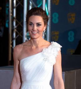 こちらの英国アカデミー賞授賞式のドレスも好評だったが…