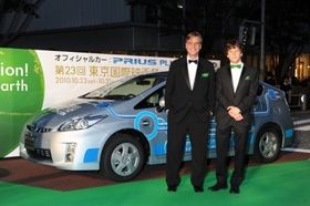 【写真】六本木・けやき坂で、恒例となったグリーンカーペットゲストのトリとして登場した、左から、アーロン・ソーキン、ジェシー・アイゼンバーグ