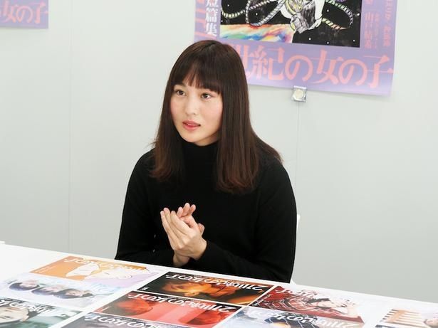 【写真を見る】「山戸監督は、お会いするたびに持ち物やお洋服、全部がかわいい」と語る松本花奈監督