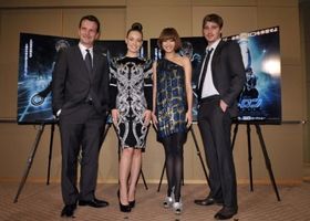 【写真】左よりショーン・ベイリー、オィヴィア・ワイルド、山田優、ギャレット・ヘドランド