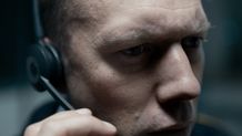 電話から聞こえてくるかすかな音を頼りに誘拐事件の解決に挑む『THE GUILTY/ギルティ』