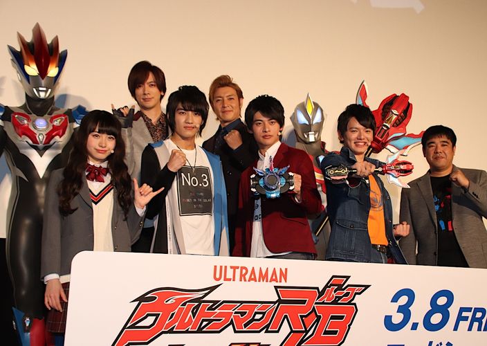 ウルトラマン歴代ヒーローを演じたつるの剛士とDAIGOが共同作業に「完璧！」と笑顔